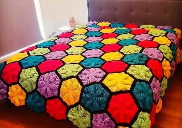 تصویر 2 از رو تختی قلاب‌ بافی دو نفره با رنگ‌ بندی ملایم